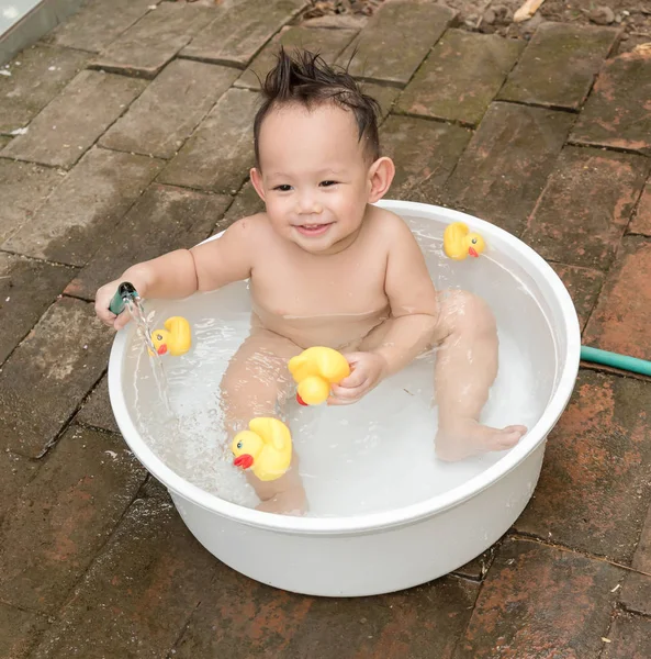 Top view Asian baby boy outdoor bathing in the white bathtub . H — Stock Photo, Image
