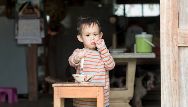Ασίας μωρό αγόρι τρώει τηγανητό ρύζι από το κουτάλι με τον εαυτό — Φωτογραφία Αρχείου