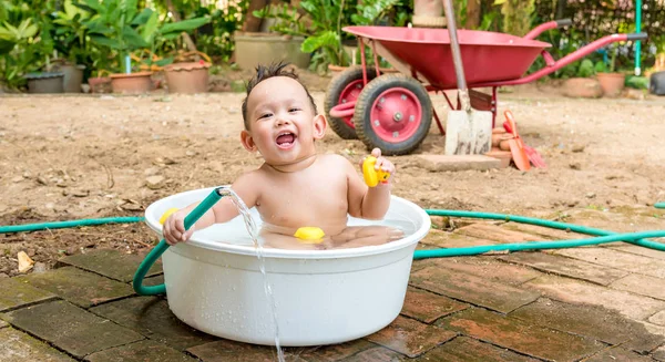 Top view Asian baby boy outdoor bathing in the white bathtub . H — Stock Photo, Image