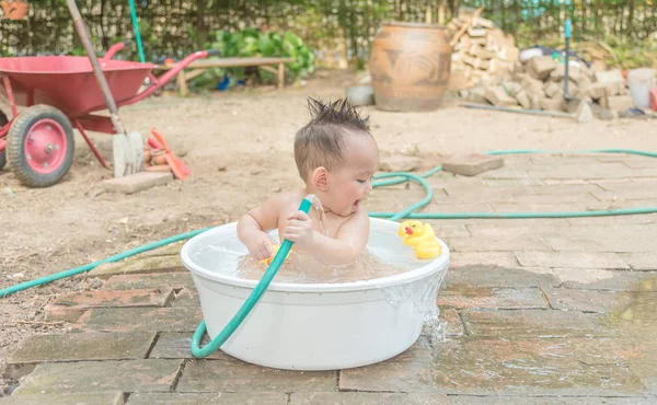 Vista superior Menino asiático bebê banho ao ar livre na banheira branca. H — Fotografia de Stock