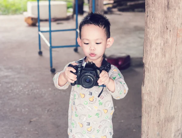 Asijské dítě pořídit fotografii Dslr fotoaparát — Stock fotografie