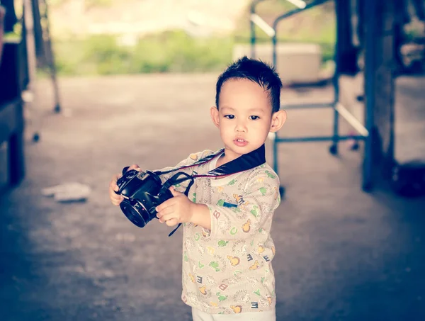 Anak Asia mengambil foto dengan kamera DSLR — Stok Foto