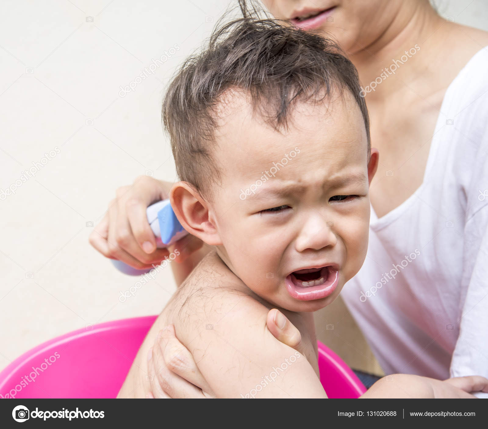 Pleurer Bebe Thailandais Sentir Peur De Tondeuse A Cheveux Image Libre De Droit Par Viiwee C Pleurer Bebe Thailandais Sentir Peur De Tondeuse A Cheveux Image Libre De Droit Par Viiwee C