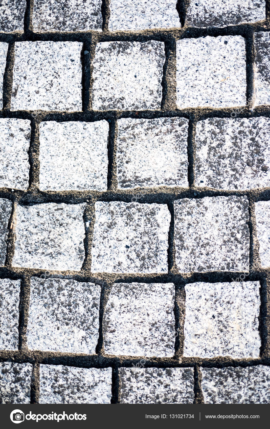 bloque de piedra tendido en el piso del patio para hacer pasarela