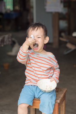 Asya bebek çocuk yemek kaşık onun tarafından tarafından kendini kızarmış pilav