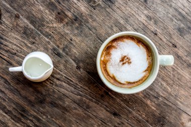  şurubu ve tahta kaşık cappuccino kahve Kupası mini kavanoz ile bir