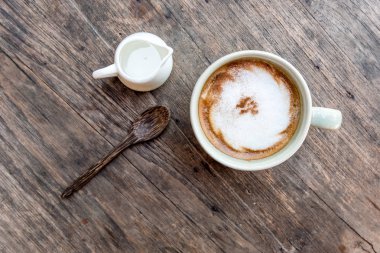  şurubu ve tahta kaşık cappuccino kahve Kupası mini kavanoz ile bir