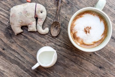  şurubu ve tahta kaşık cappuccino kahve Kupası mini kavanoz ile bir