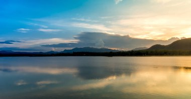 gökyüzü dağ ve Göl yüzeyinde bulut güzel yansıması 