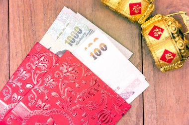 Kırmızı zarf chine için altın nesne içinde Tayland para kapatın