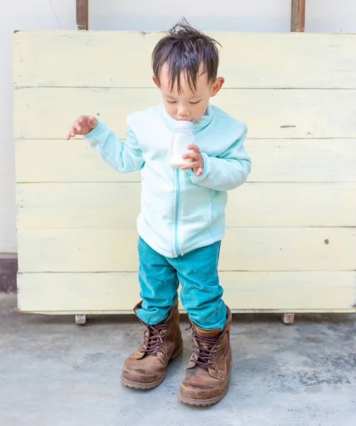 Thajské chlapeček se snaží nosit boty otce — Stock fotografie