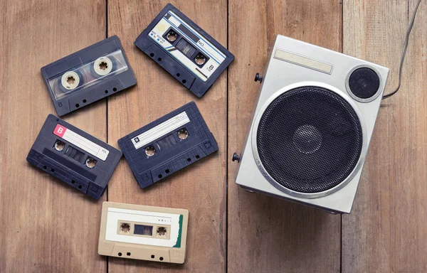 Colocación plana de cinta de cassette y altavoz acostado — Foto de Stock