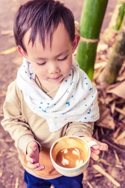 Krásný thajský chlapeček držící šálek kávy — Stock fotografie