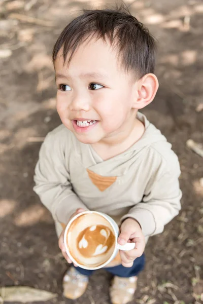 A szép Thai kisfiát gazdaság csésze kávé — Stock Fotó