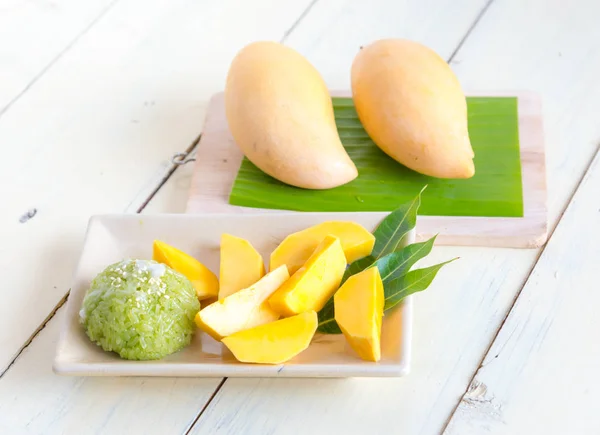 Thai  dessert, sticky rice mixed coconut milk with mango — Stock Photo, Image