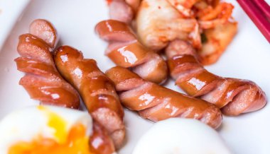 kaynatın yumurta beyaz tabak içinde closeup sosis