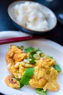 Tay tarzı omlet Japon soğan grup hizmet zekâ ile karışık