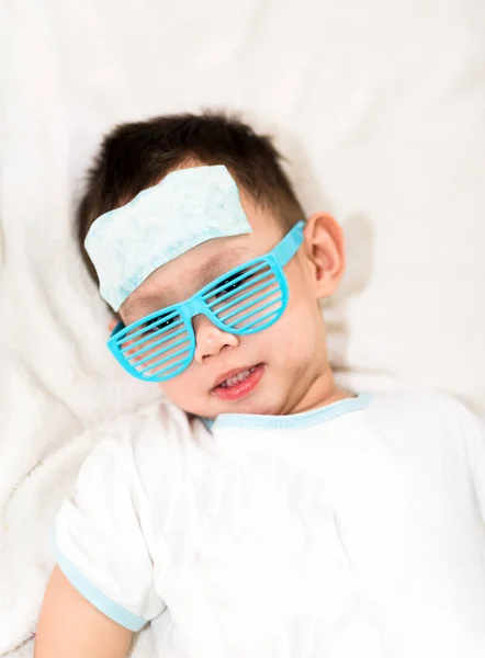 Kid připojit pad chladící gel na čele — Stock fotografie