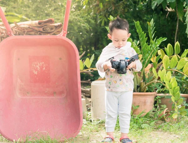 Pěkný Asijské dítě si vyfotit digitálním fotoaparátem — Stock fotografie