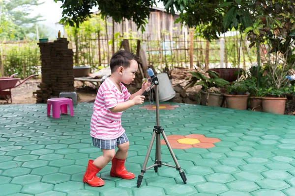 Pěkný Asijské dítě pořídit fotografii Dslr fotoaparát — Stock fotografie