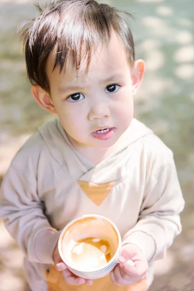 A szép Thai kisfiát gazdaság csésze kávé — Stock Fotó