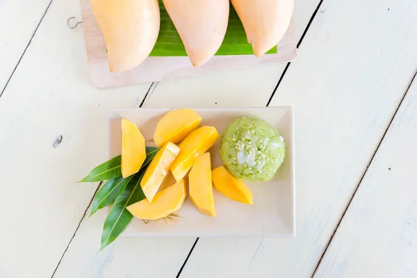 Thai style tropical dessert, sticky rice  coconut milk with mang — Stock Photo, Image