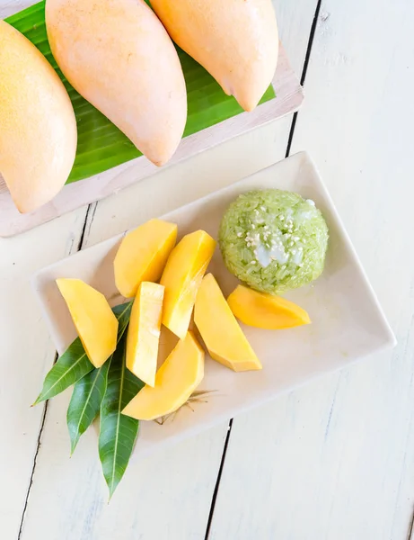 Thai style tropical dessert, sticky rice  coconut milk with mang — Stock Photo, Image