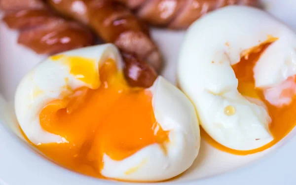 Closeup klobása s vejci vařit v bílé misce Royalty Free Stock Fotografie