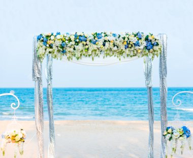 Sahilde Düğün tören kapısı.