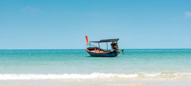 thr tek balıkçı teknesi mavi denizi