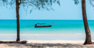 Tayland sahil mavi denizde balıkçı teknesi tilt shift