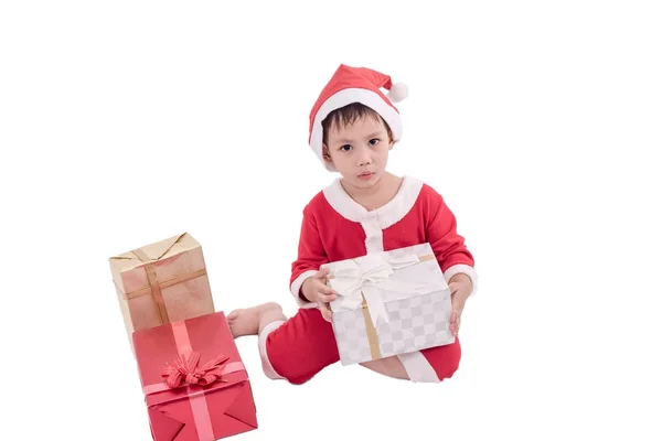 Aziatische jongen verkleden als Kerstman met cadeau dozen . — Stockfoto