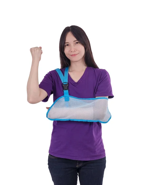 Азиатка в фиолетовой футболке со сломанной рукой — стоковое фото