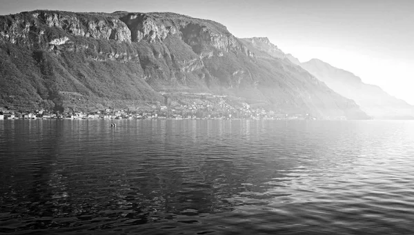 Lecco Lake winter panorama. Black and white photo — Stock Photo, Image