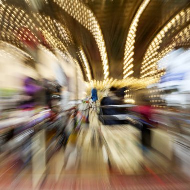 Vintage at atlıkarınca, bulanık hareket. Renkli görüntü