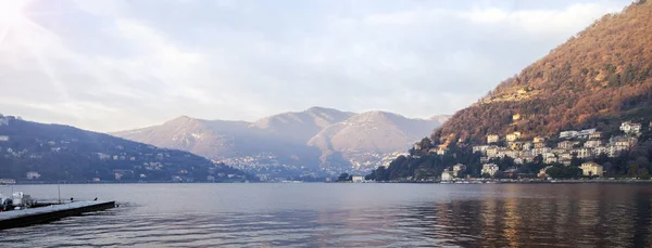 Como Lake Weitwinkelpanorama. Farbbild — Stockfoto