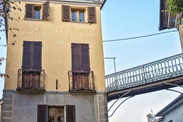 Langhe, Piemont, Itálie: typický dům fasáda. Barevný obrázek — Stock fotografie