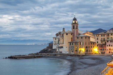 Camogli, belgili tanımlık uç, gece kış görünümü. Renkli görüntü