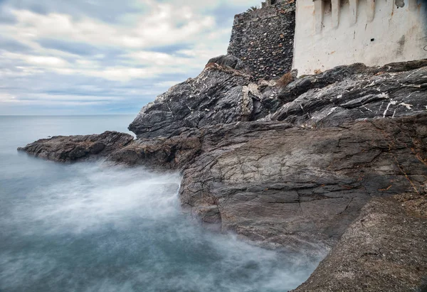 Camogli, die Meeresfelsen. Farbbild — Stockfoto