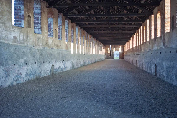 Vigevano, Krytá ulice. Barevný obrázek — Stock fotografie