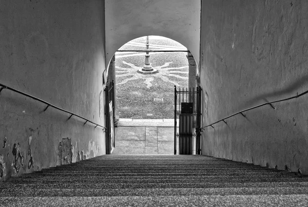 Vigevano zamek wejście schodami. Czarno-białe zdjęcie — Zdjęcie stockowe