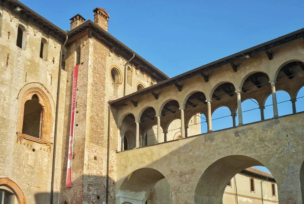 Vigevano, o castelo ducale externo. Imagem colorida — Fotografia de Stock
