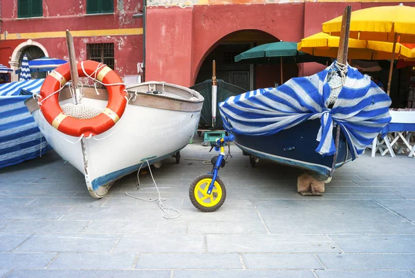 Barcos pesqueros de Vernazza. Imagen en color — Foto de Stock