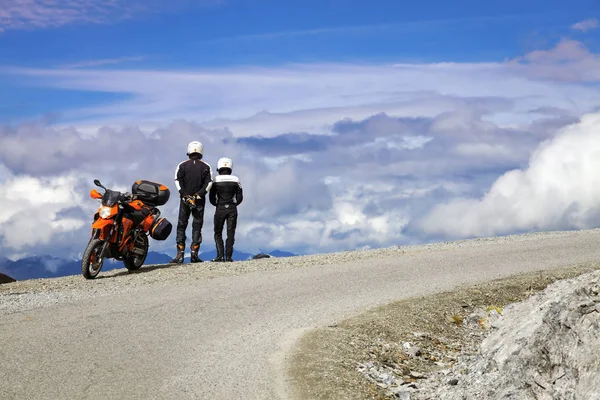 Par av bikers titta på bergen. Färgbild — Stockfoto