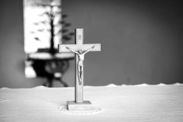 Primo piano incrociato cristiano. Foto in bianco e nero — Foto Stock