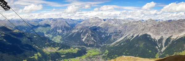 Bormio ve Valtellina havadan görünümü. Renkli görüntü