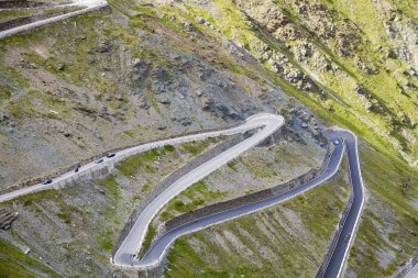 Stelvio yol virajlı. Renkli görüntü