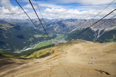 Bormio ve Valtellina havadan görünümü. Renkli görüntü