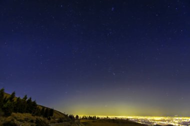 Gece gökyüzünde tam yıldız, Mottarone tepe (Piedmont, Kuzey İtalya); en baştan görüntülemek arka planda Padana büyük şehir pianure (Milano gibi ışıklar).