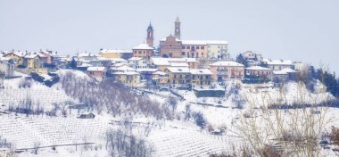 Kış panoramik Langhe (alanında Güney Piemonte bölgesi, Kuzey İtalya), dağlık bölgenin tipik bir ortaçağ köyü (Cuneo eyaletinde) ile dünya onun değerli şaraplar kırmızı gibi ünlü Barolo ve Barbaresco şaraplar.